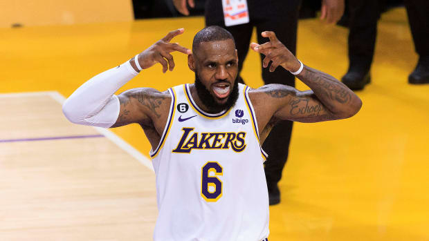 LeBron James en el último duelo de la temporada regular 2023 de la NBA